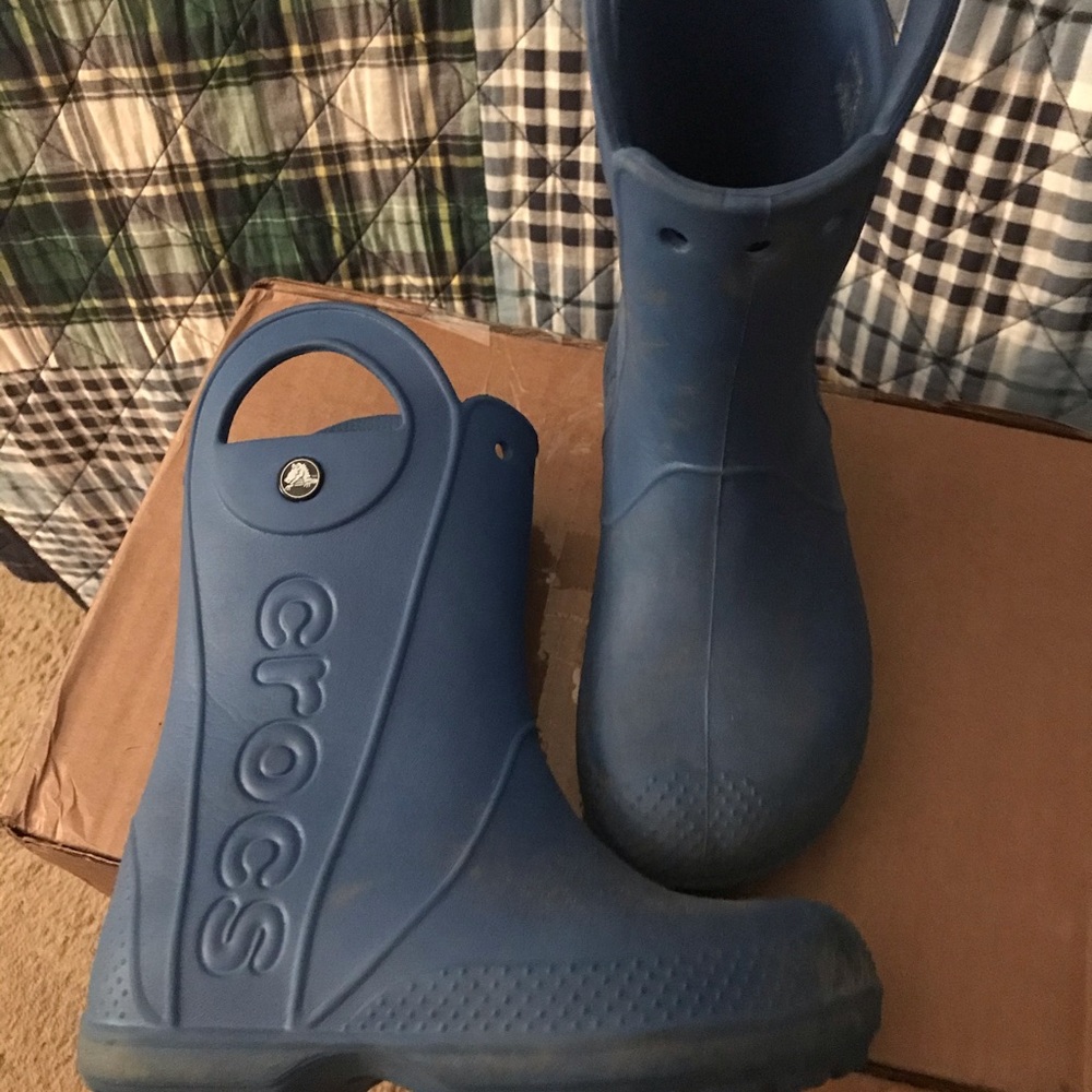 Boys Crocs pull on boots